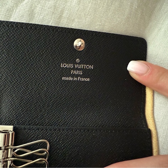 Louis Vuitton 6 key holder - Picture 3 of 3
